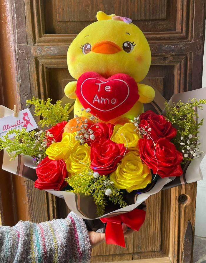 Ramo Rosas Eternas y Peluche