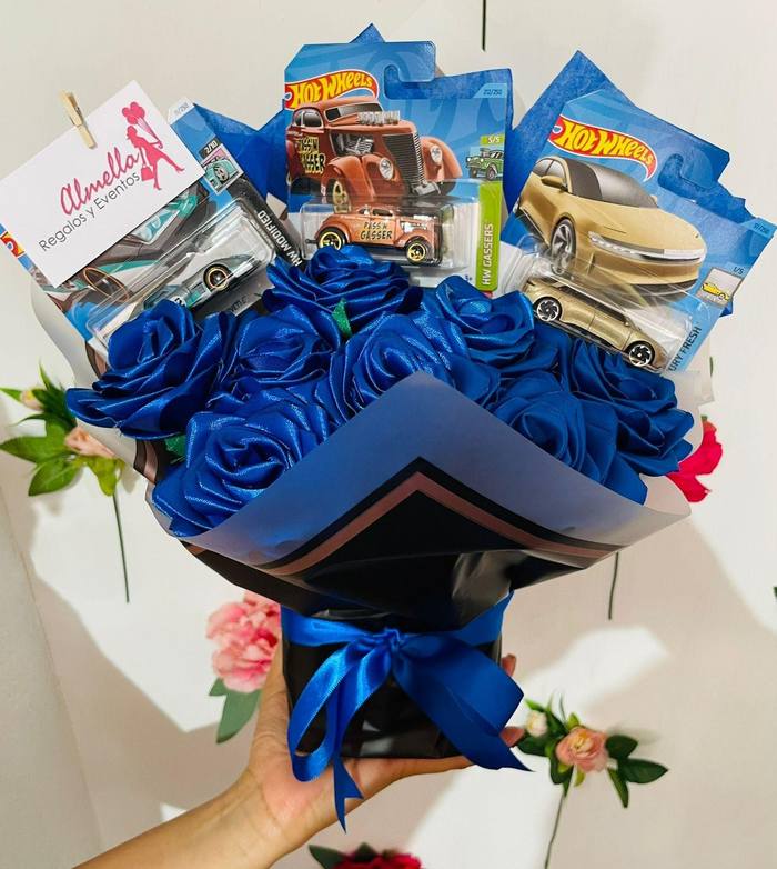 Ramo Rosas Eternas y Hot Wheels