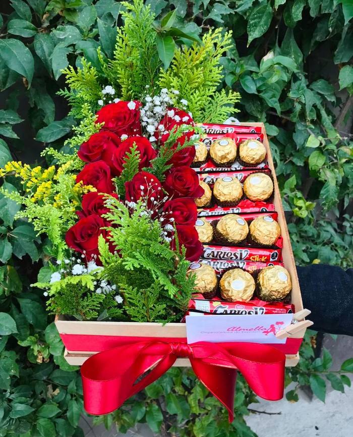 Caja Rectangular Rosas y Chocolates