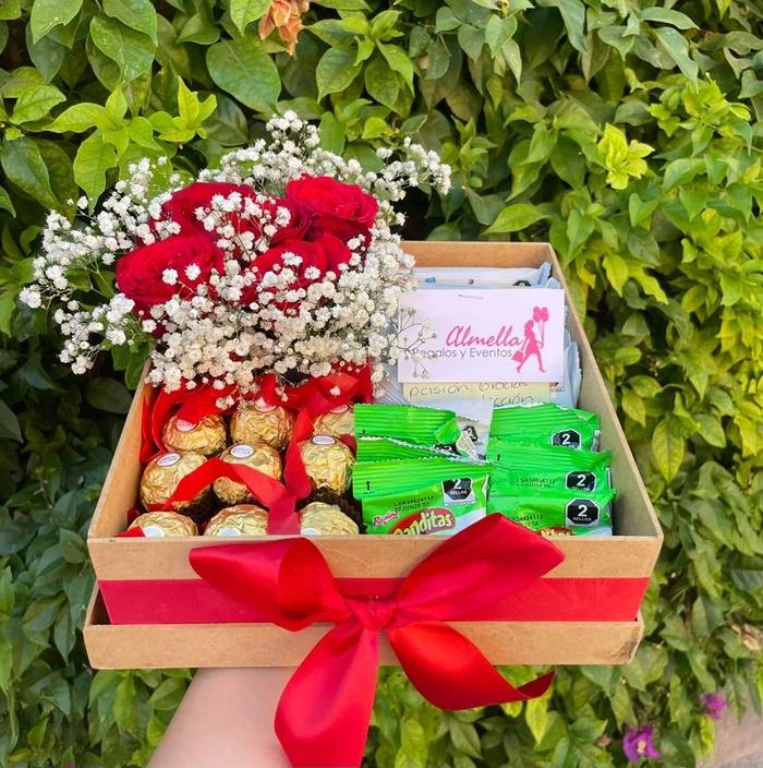 Caja Cuadrada Rosas, Chocolates y Gomitas