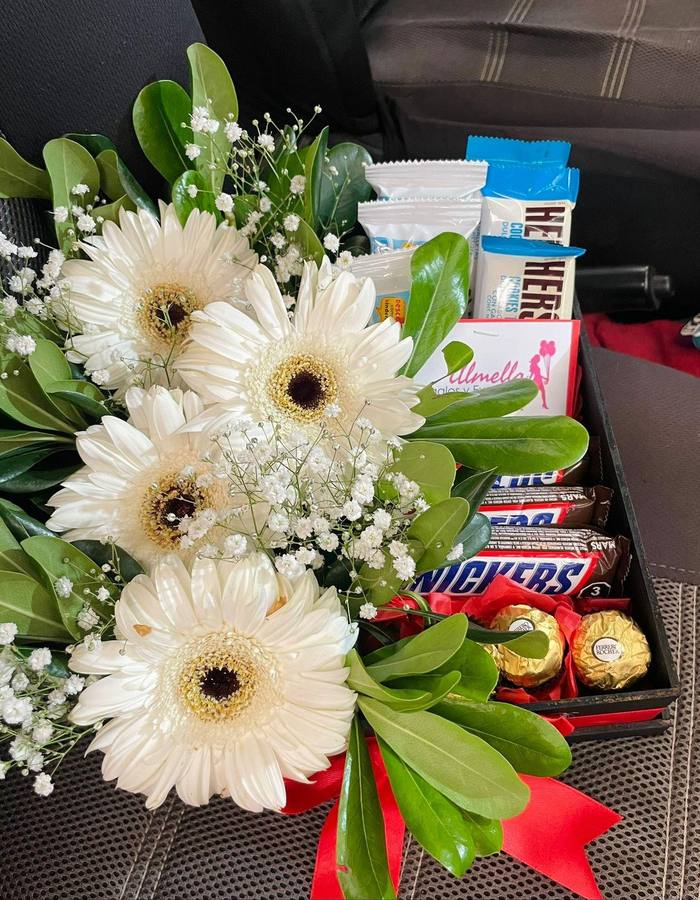 Caja Cuadrada Gerberas y Chocolates