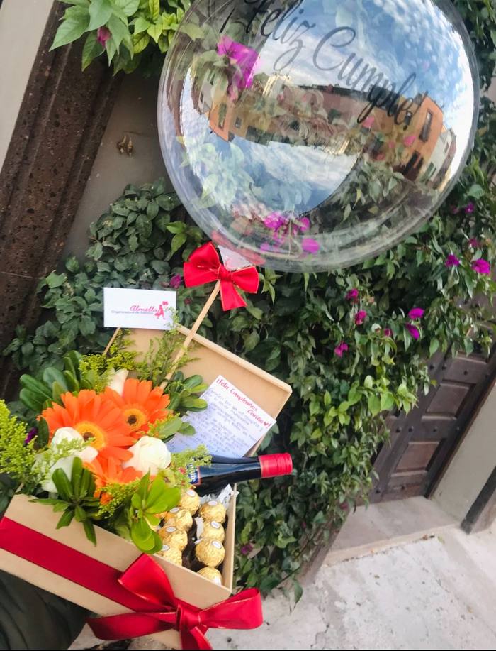 Caja Cuadrada Flores, Vino, Chocolates y Globo