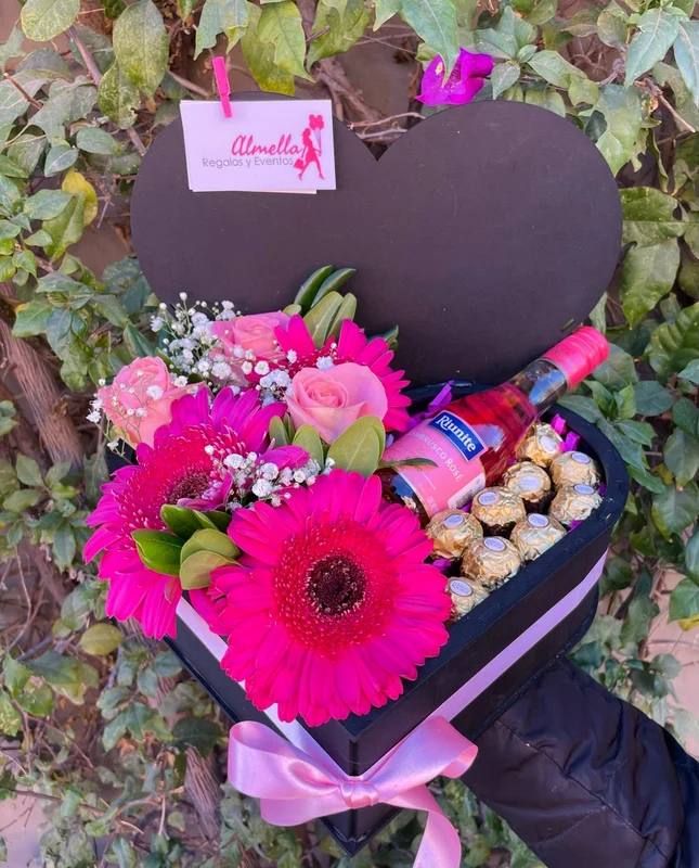 Caja Corazón Flores, Chocolates y Vino
